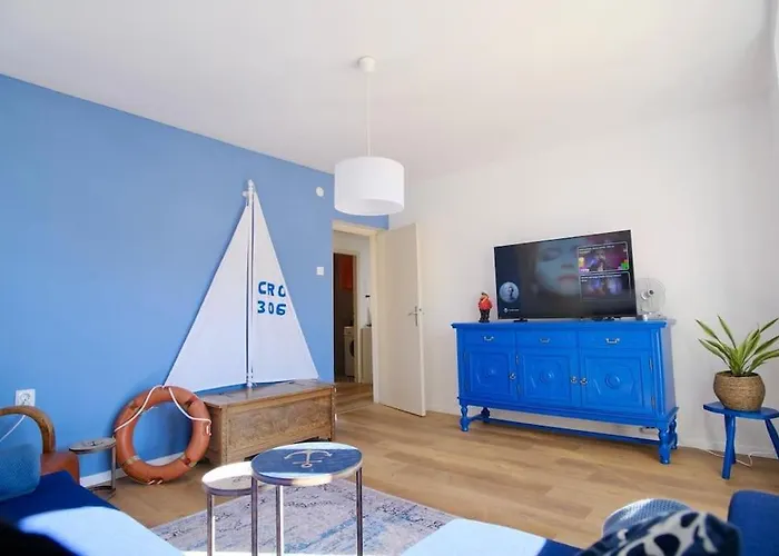 Captain\'S Home ****