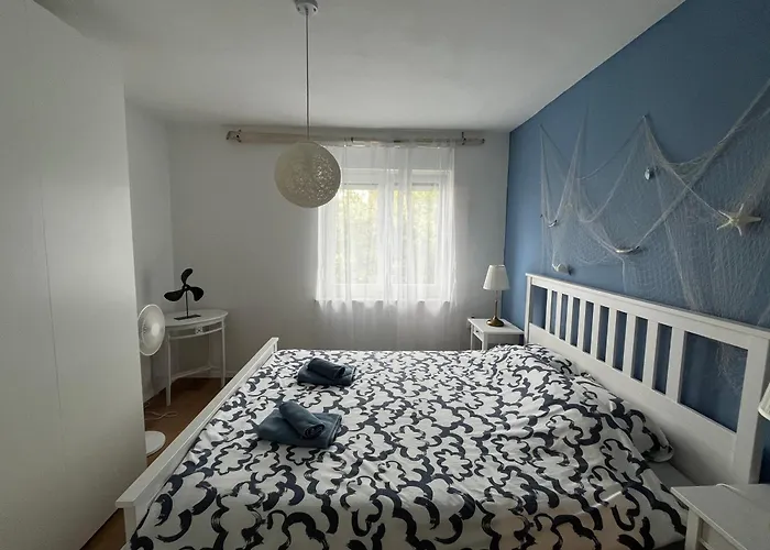 Captain\'S Home ****
