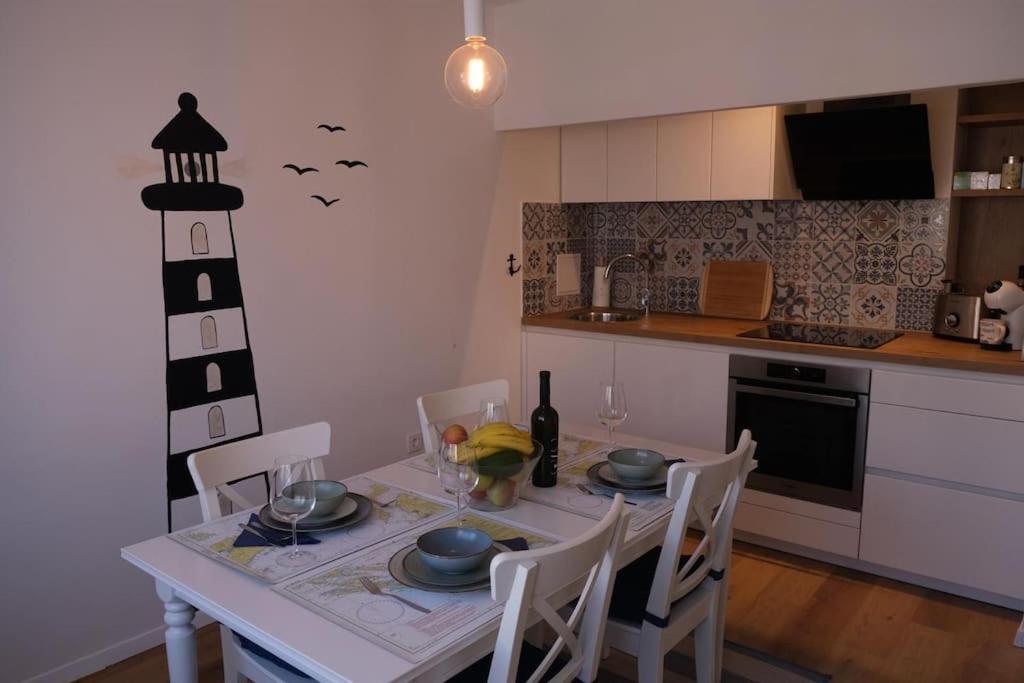 Apartment Captain's **** *